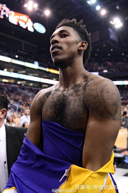 英媒：吉达国民想世界杯后签维尼修斯，准备开5年10亿欧薪水（英媒：吉达国民欲在世界杯后签下维尼修斯，拟奉上5年总额10亿欧合同）