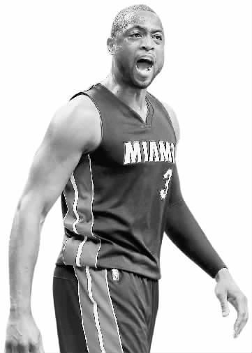 太尴尬！梁靖崑被观众“表白”，一脸严肃，孙颖莎偷笑，队友都懵了（尴尬瞬间！观众当众向梁靖崑示爱，他神情严肃，孙颖莎偷笑，队友全懵）