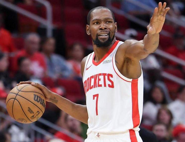 有惊无险，小麦和孔蒂所乘飞机警告灯误报导致飞机迫降（警告灯误报引发紧急迫降，小麦与孔蒂所乘航班平安落地）