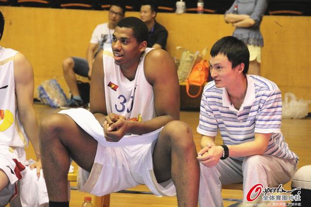 杜篮特连续得分，全队士气高涨（杜篮特火力全开，点燃全队士气）