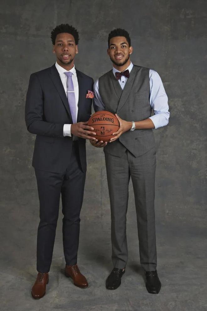 布朗本赛季第13次砍下30+，上赛季含季后赛仅10次（布朗本季30+已达13场，上季含季后赛才10场）